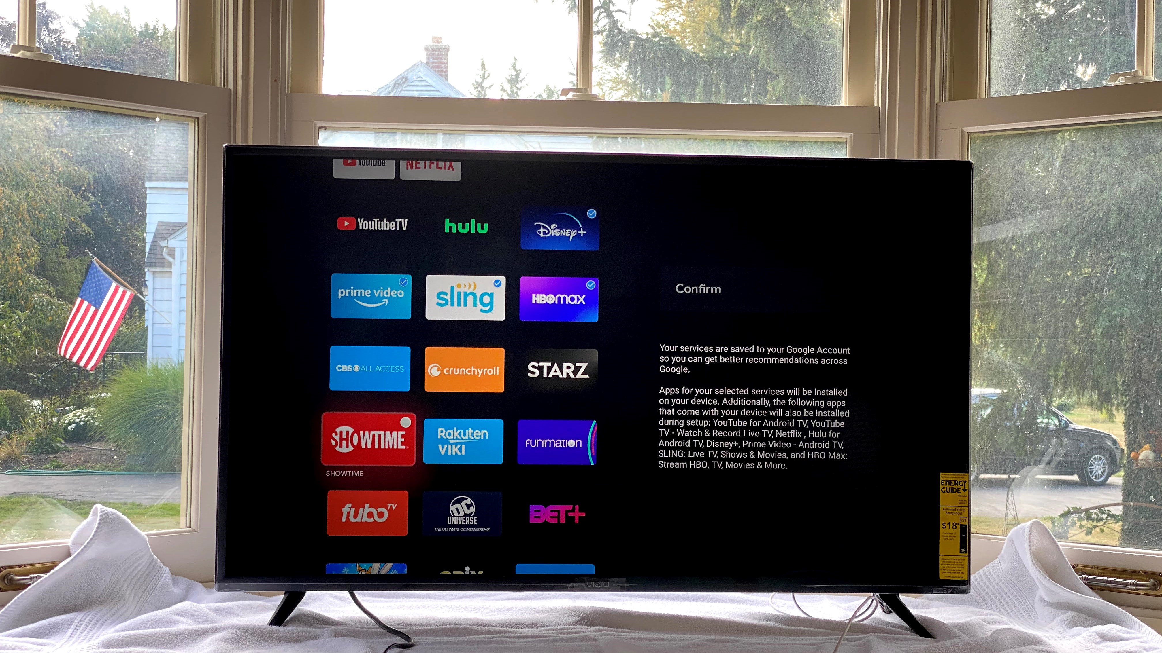 Chromecast dengan antarmuka google tv di layar TV
