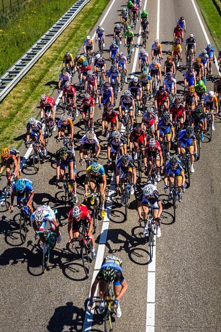 The peloton at the ZLM Toer finale