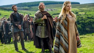 En bild på några av huvudkaraktärerna i HBO Max-serien Vikings, som står samlade uppe på en kulle.