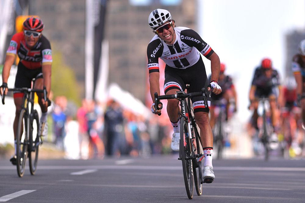 Michael Matthews (Sunweb) beats Sonny Colbrelli (Bahrain-Merida) in the final sprint at the GP de Montreal