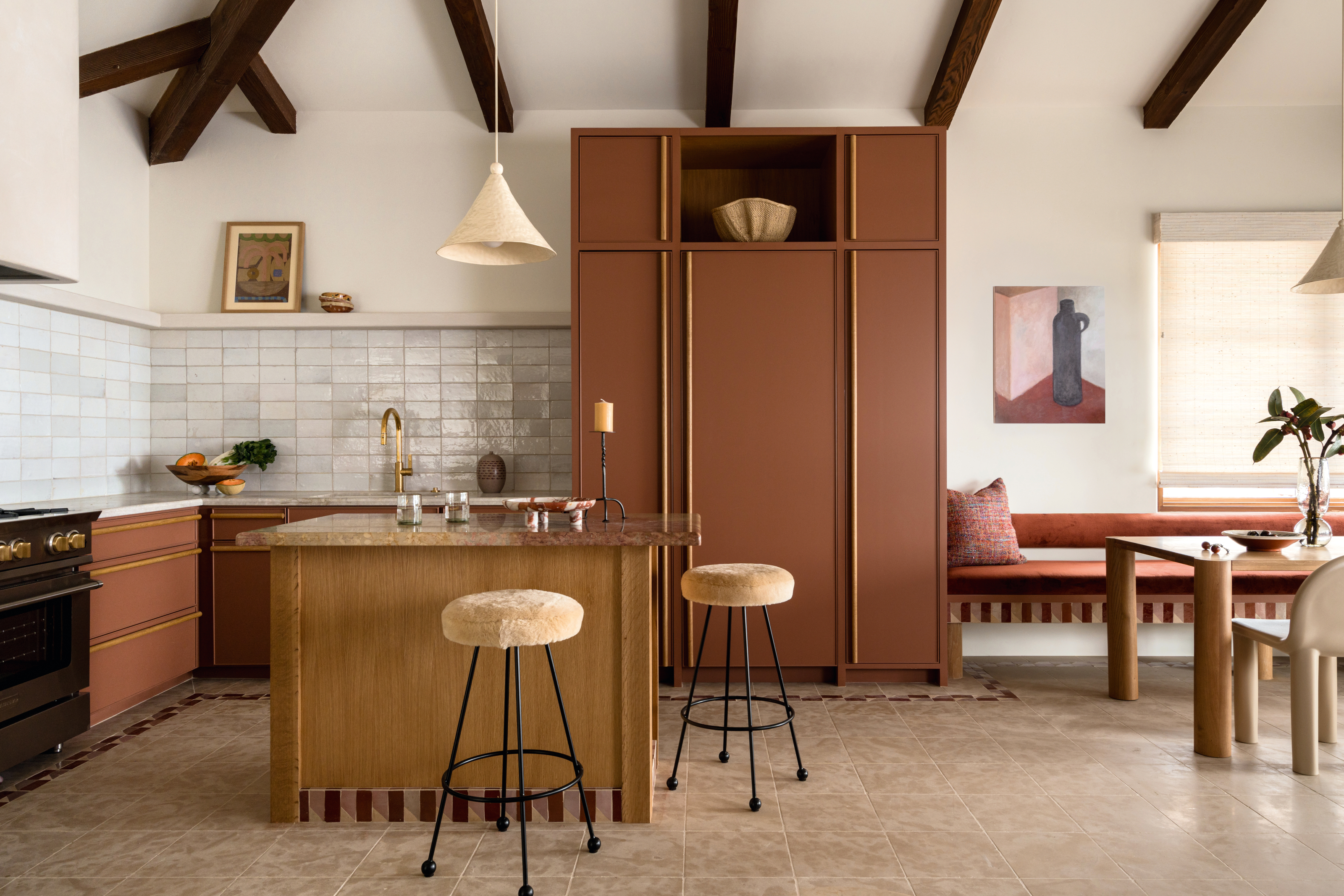 Tobacco-colored and wood kitchen with pink checkboard tiled kickbacks
