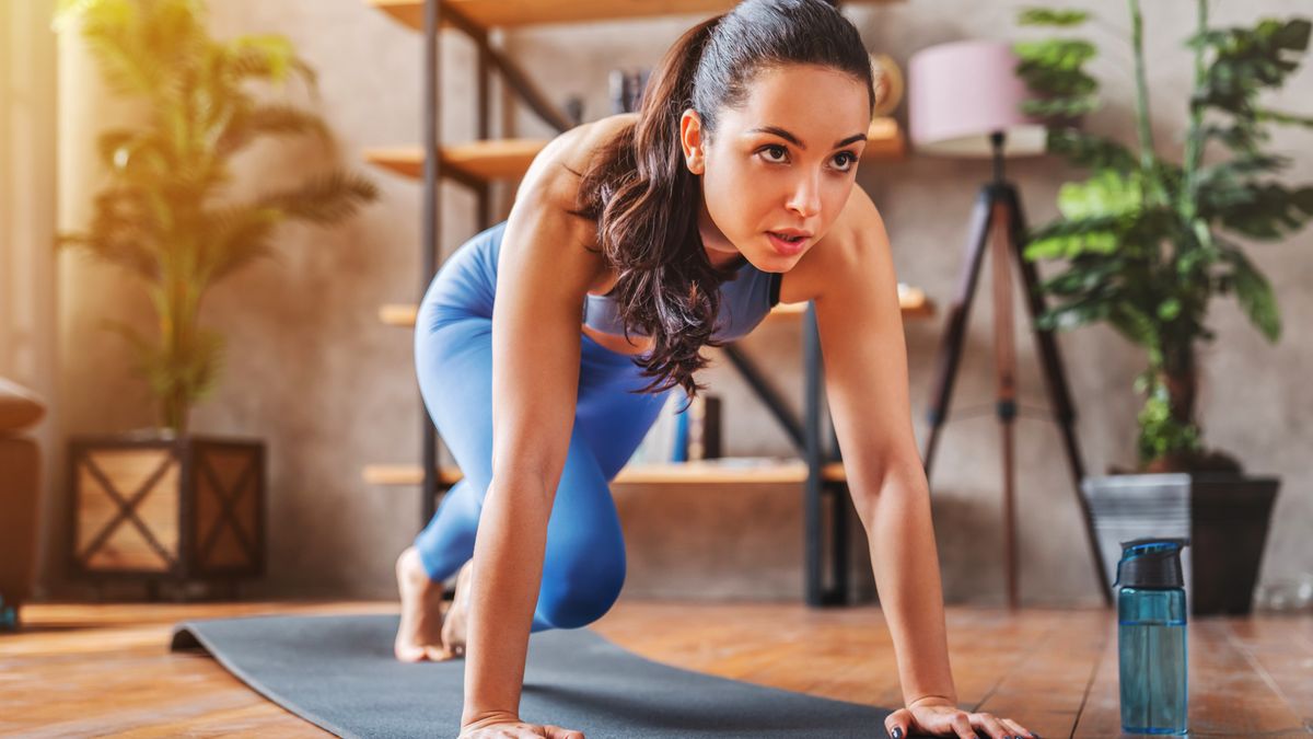 a photo of a woman doing mountain climbers