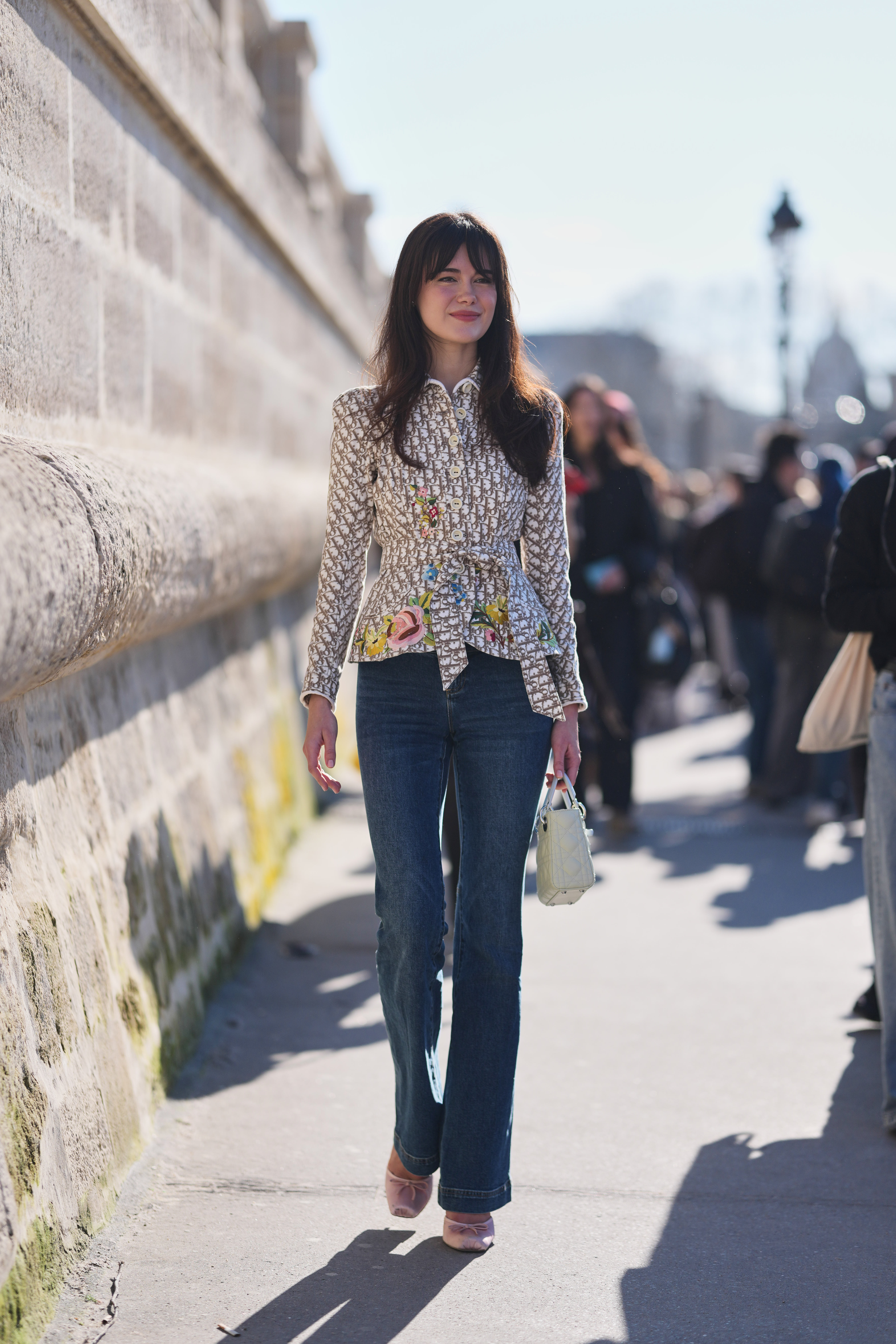 Street style imagery of a woman wearing skinny jeans.