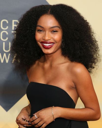 Yara Shahidi's Curly Middle Part 