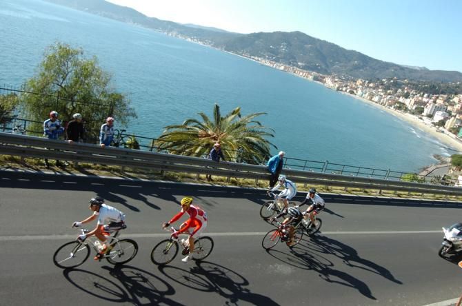 A five-rider break formed in the opening kilometres.