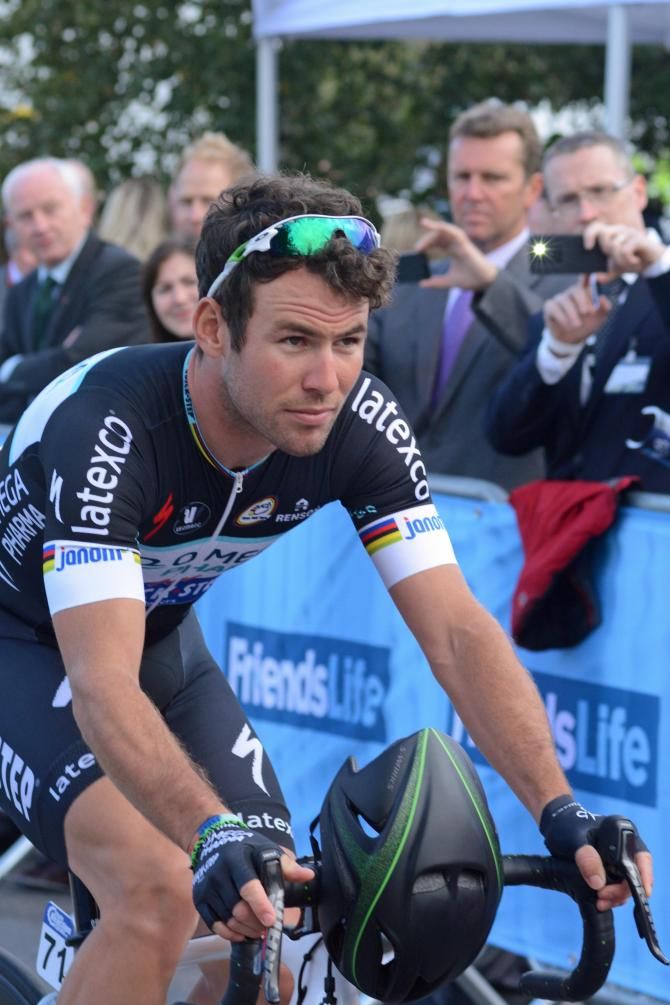 Mark Cavendish rides to the start2
