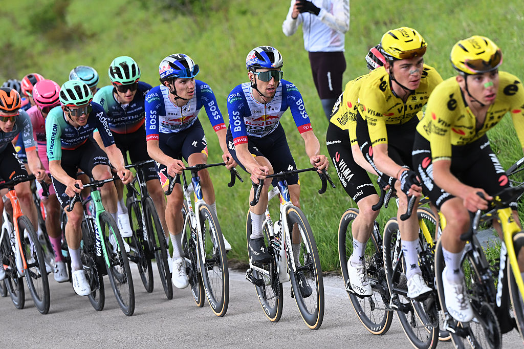 BLOCKHAUS, ITALY - MAY 15: (L-R) Giulio Pellizzari of Italy and Jai Hindley of Australia and Team Red Bull - BORA - hansgrohe compete during the 109th Giro d&amp;amp;apos;Italia 2026, Stage 7 a 244km stage from Formia to Blockhaus 1658m / #UCIWT / on May 15, 2026 in Blockhaus, Italy. (Photo by Dario Belingheri/Getty Images)