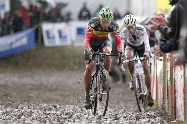 Belgian champion Sven Nys puts the pressure on world champion Niels Albert in the Koppenbergcross finale.