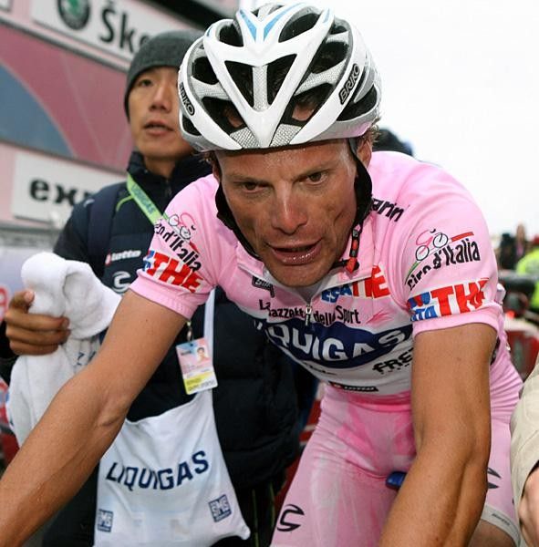 Danilo Di Luca (Liquigas) finishes tired but saves the Maglia Rosa.