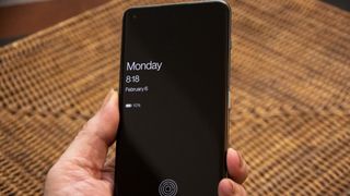 OnePlus 11 en veille dans une main