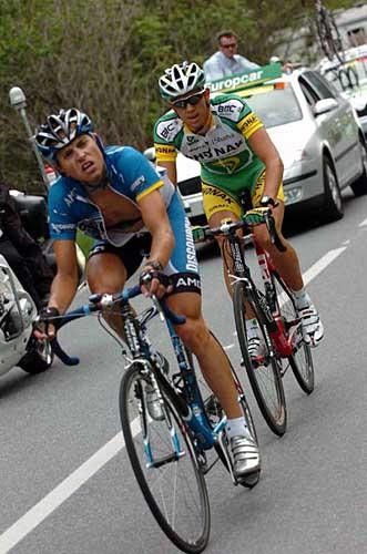 Jurgen Van Goolen (Discovery Channel) and Steve Morabito (Phonak) press home their advantage.