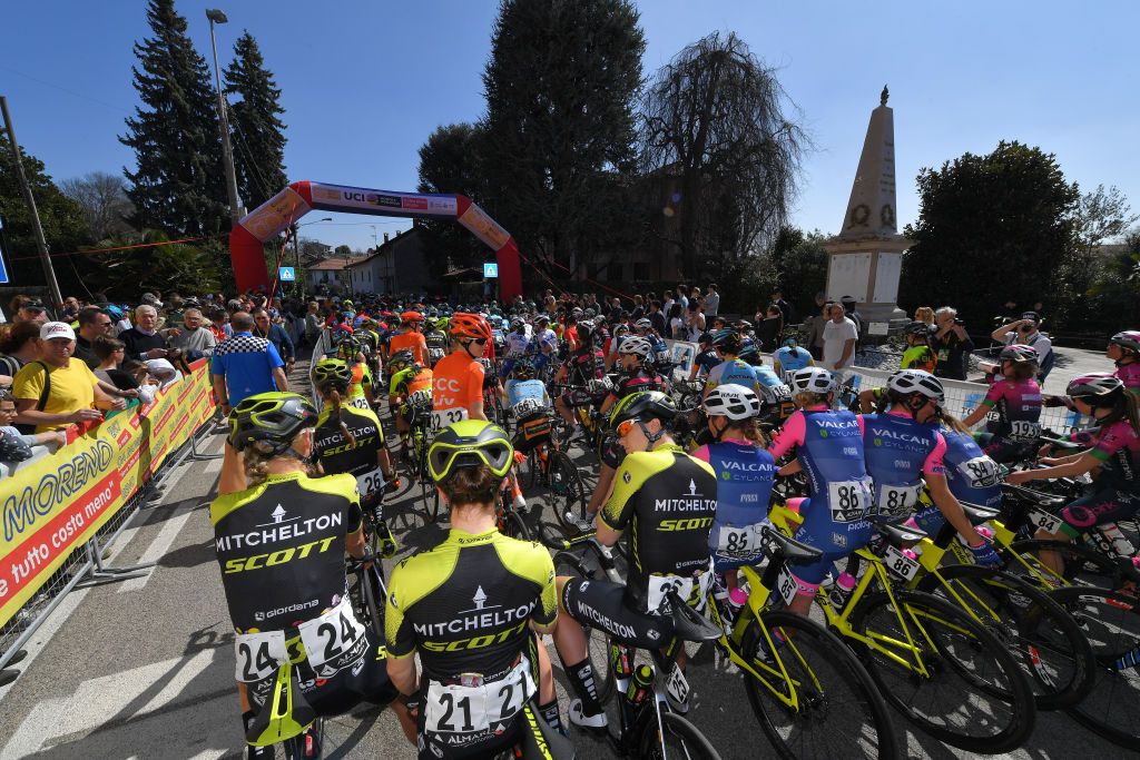 The riders wait for the start of the Trofeo Alfredo Binda 2019