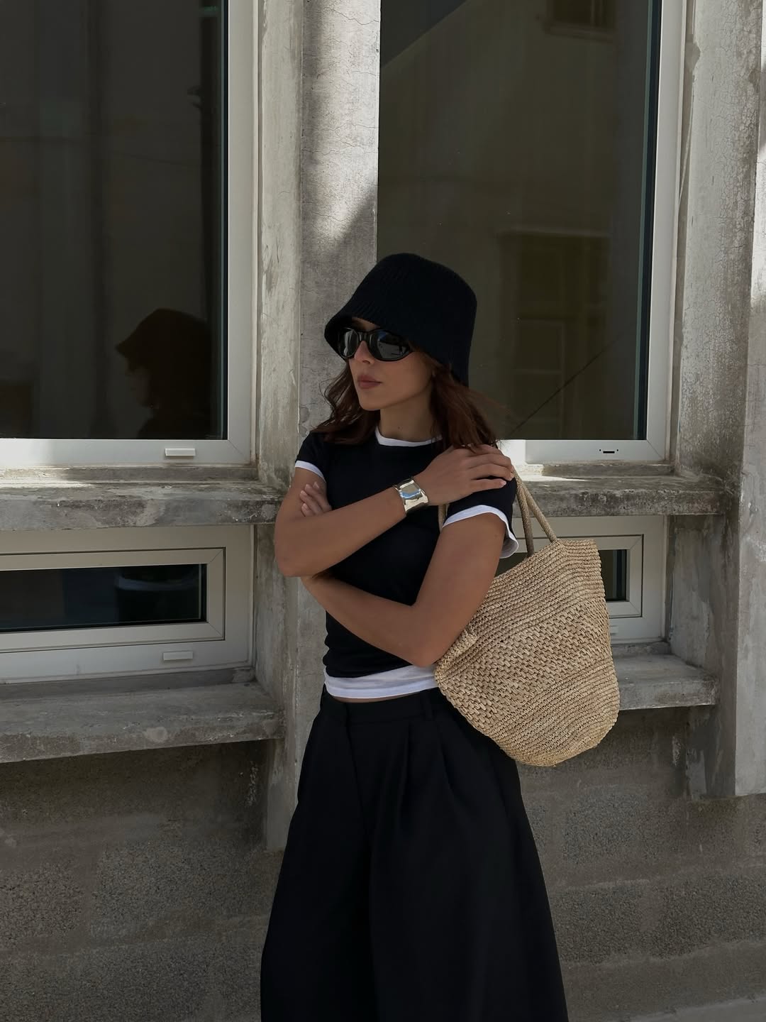 Debora wearing a raffia bag and bucket hat