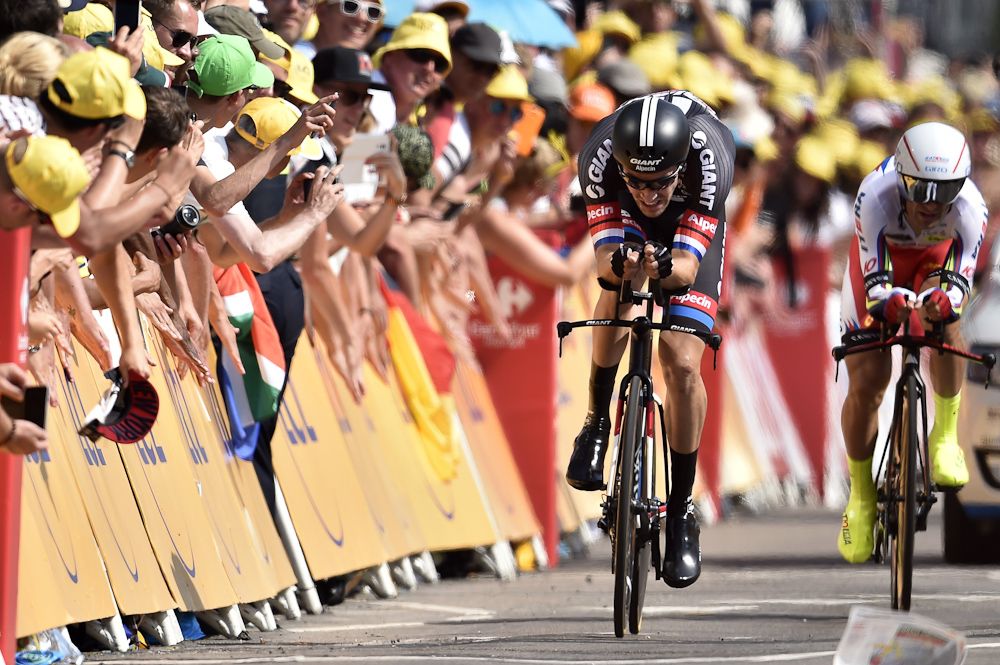 Tom Dumoulin nears the finish of stage 1.