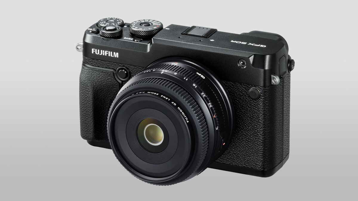 Compact Fujinon GF 50mm f/3.5 makes the GFX 50R a sleek street