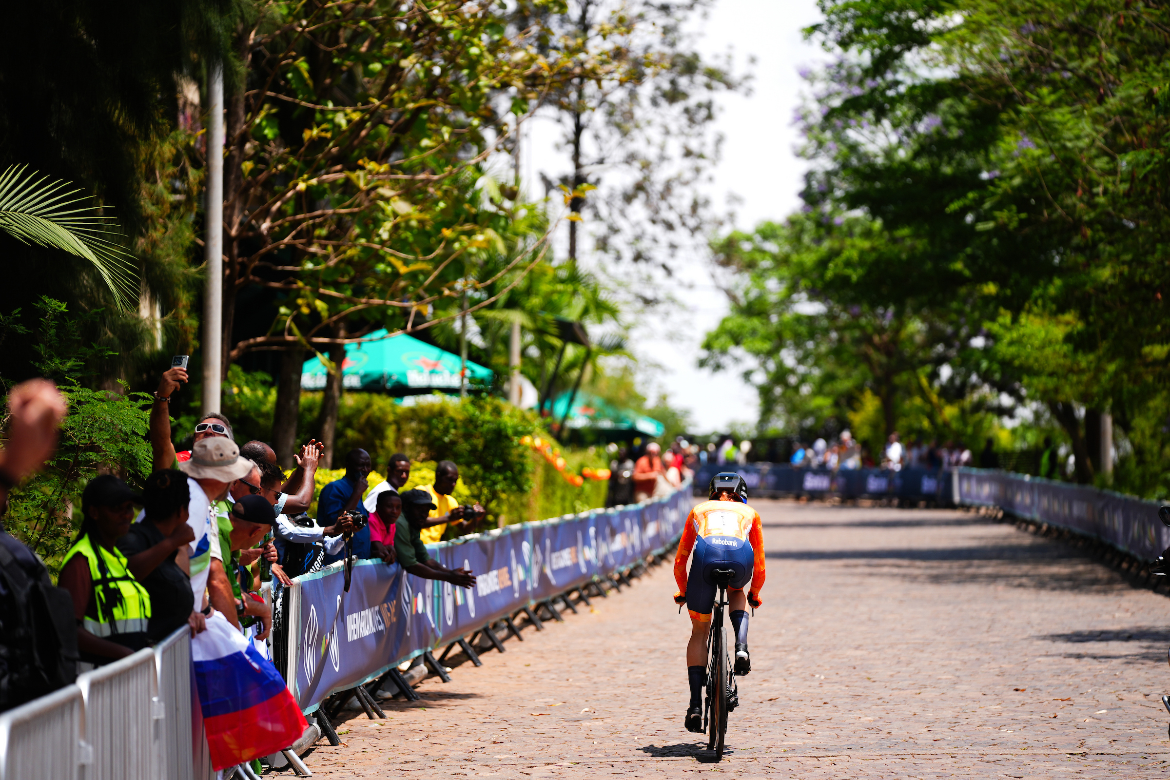 Picture by Zac Williams/SWpix.com - 21/09/2025 - Cycling - 2025 UCI Road World Championships - BK Arena to Kigali Convention Centre, Kigali, Rwanda - Women Elite Individual Time Trial (ITT) - Demi Vollering (Netherlands)
