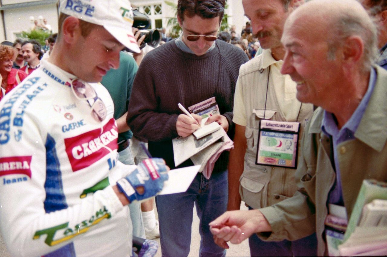 Pantani signs autographs ahead of the stage start