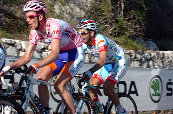 Pieter Weening (Rabobank) fights to hold the maglia rosa