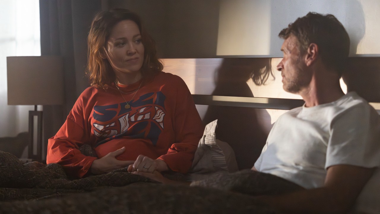 ウィル・トレントで見つめ合うエリカ・クリステンセンとスコット・フォーリー。