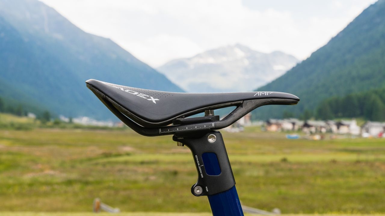 Cades&#039;s Amp road saddle attached to a seat post