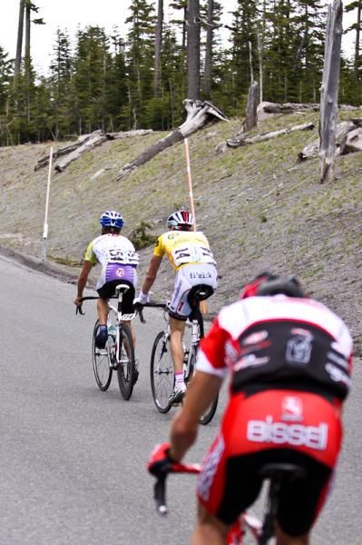Mach lost contact when Creed attacked up the final climb and de Maar followed.
