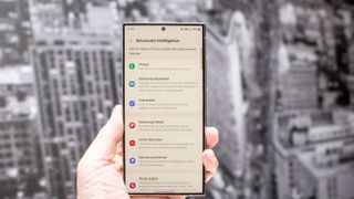 Samsung Galaxy S24 Ultra met de 'Advanced Intelligence'-instellingen op het scherm