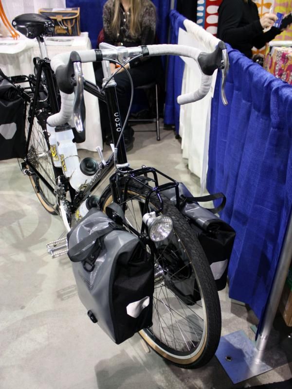 The custom lowrider front rack features an integrated light mount.