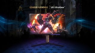 Vi – ein Champion aus dem MOBA-Hit League of Legends – posiert vor einem Gaming-Monitor