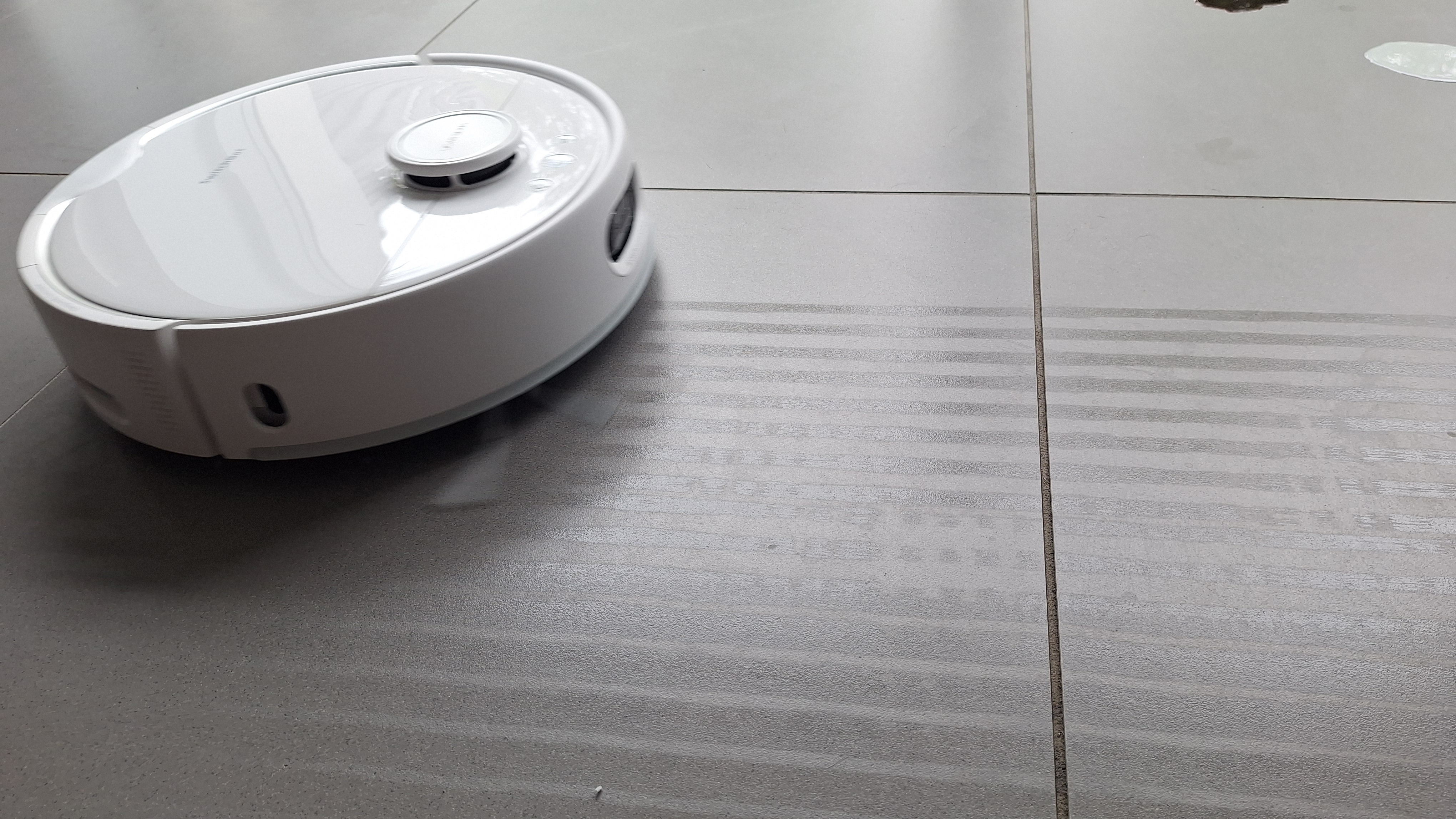 SwitchBot S20 robot vacuum creating stripey lines with its mop