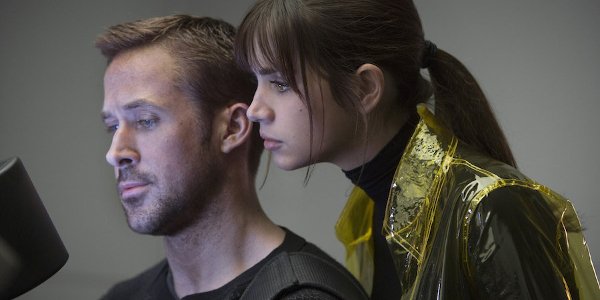 Blade Runner 2049 Ryan Gosling Ana De Armas reviewing a viewfinder of evidence