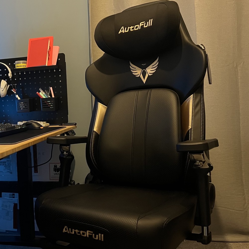 Autofull M6 Ultra 2.0 gaming chair in a desk setup