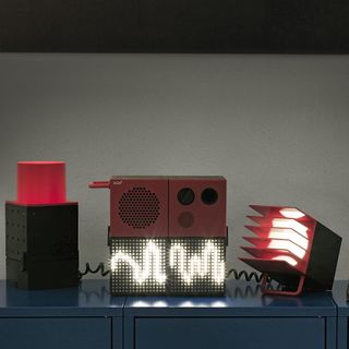 frekvens speaker with blue table