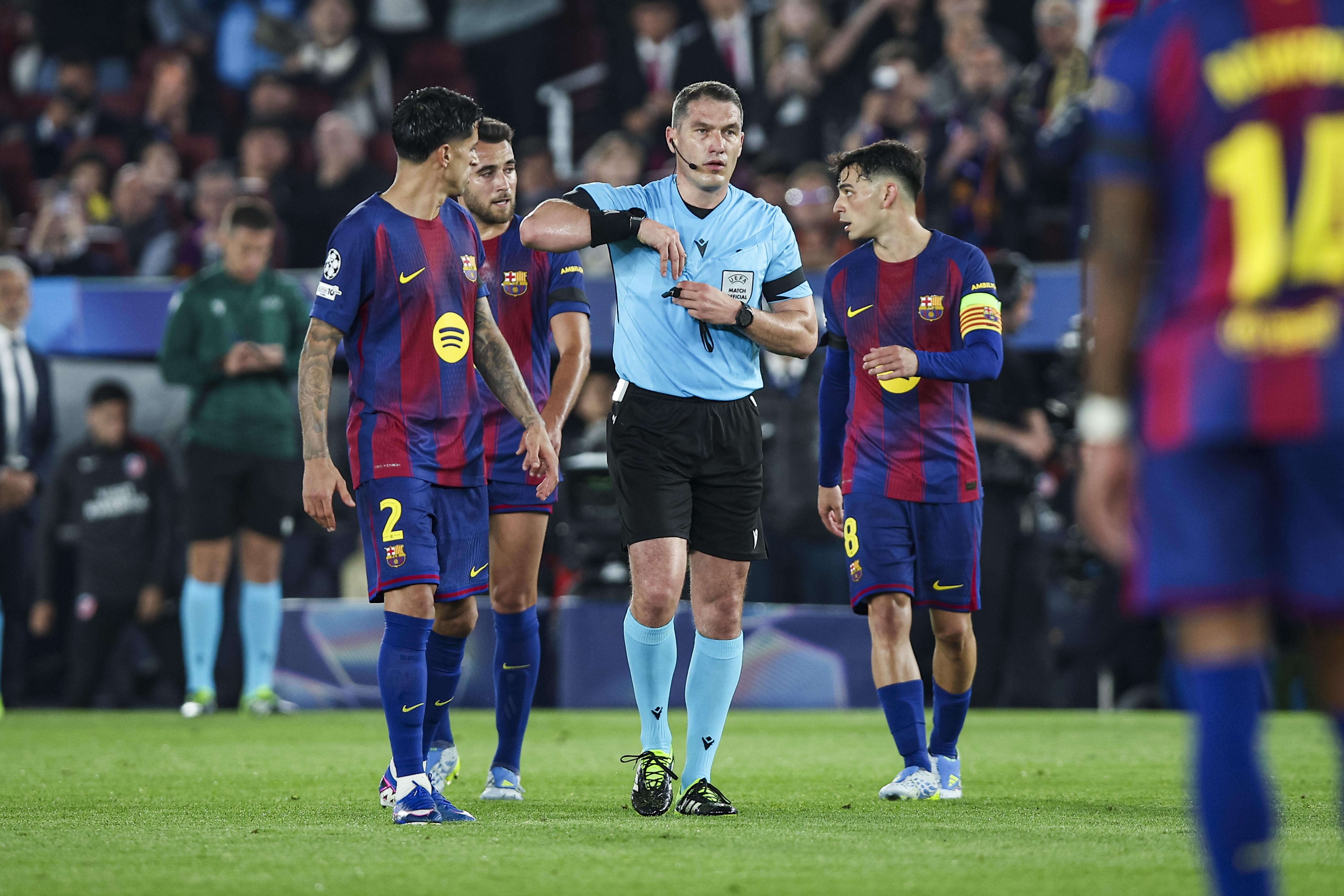 Barcelona, Spain - April 8: The referee Istvan Kovacs with FC Barcelona players during the UEFA Champions League 2025/26 Quarter-Final First Leg match between FC Barcelona and Club Atl&amp;eacute;tico de Madrid