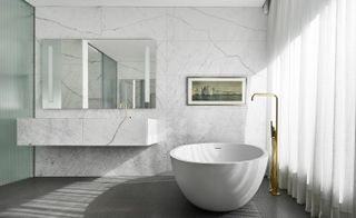 White marble bathroom in an apartment at Francesc Macia 10 by Marcio Kogan