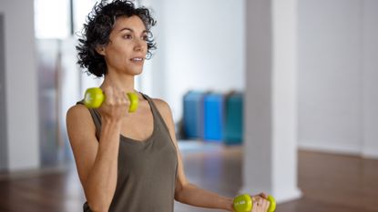 Woman doing a dumbbell workout