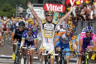Mark Cavendish (HTC - Columbia) bested Tyler Farrar (Garmin - Transitions) in the sprint for stage 6 honours.