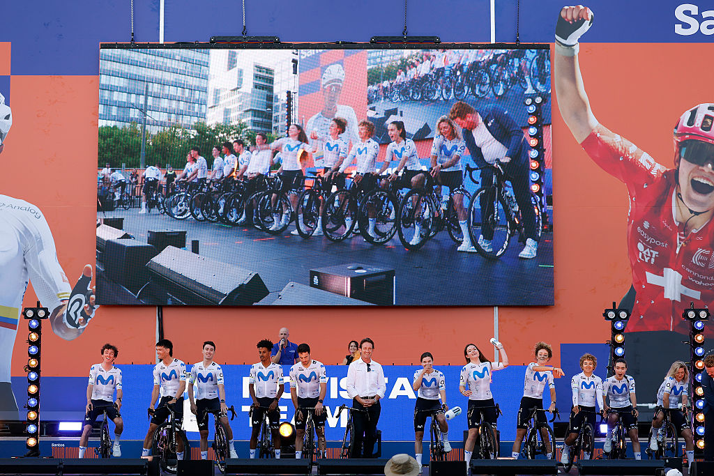 Adelaida, Australia - 16 de enero: Vista general de Jefferson Alveiro Cepeda de Ecuador, Manlio Moro de Italia, Pavel Novak de la República Checa, Javier Romo de España, Gonzalo Serano de España, Albert See Lloyd de Gran Bretaña, Floortje Mackaij de los Países Bajos, Paula Ostiz de España, Lucía Ruiz Pérez de España, Claire Steels de Gran Bretaña y Team Movistar en la 26ª Presentación del equipo Santos Tour Down 16, 2026. Presentación del equipo 2026, Presentación del equipo 2026, Presentación del equipo 2026, Presentación del equipo 2026, Presentación del equipo 2026, Presentación del equipo 2026, Presentación del equipo 2026, Presentación del equipo en 2026. (foto de con chronis/getty images)
