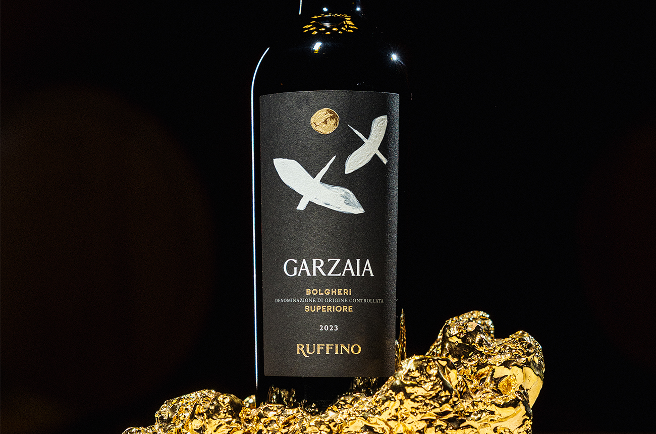 Close-up shot of Ruffino Garzaia wine, sititng on top of gold leaf
