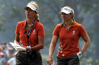 Catrin Nilsmark and Annika Sorenstam in discussion at the 2005 Solheim Cup