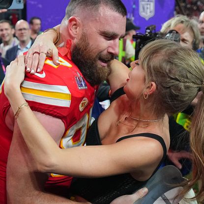 Kansas City Chiefs Travis Kelce (87) kisses girlfriend and singer Taylor Swift following victory vs San Francisco 49ers at Allegiant Stadium. 