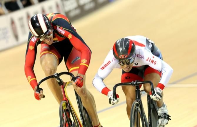 Spain'sJuan Peralta and Tomoyuki Kawabata (Japan) battle it out in the sprint .