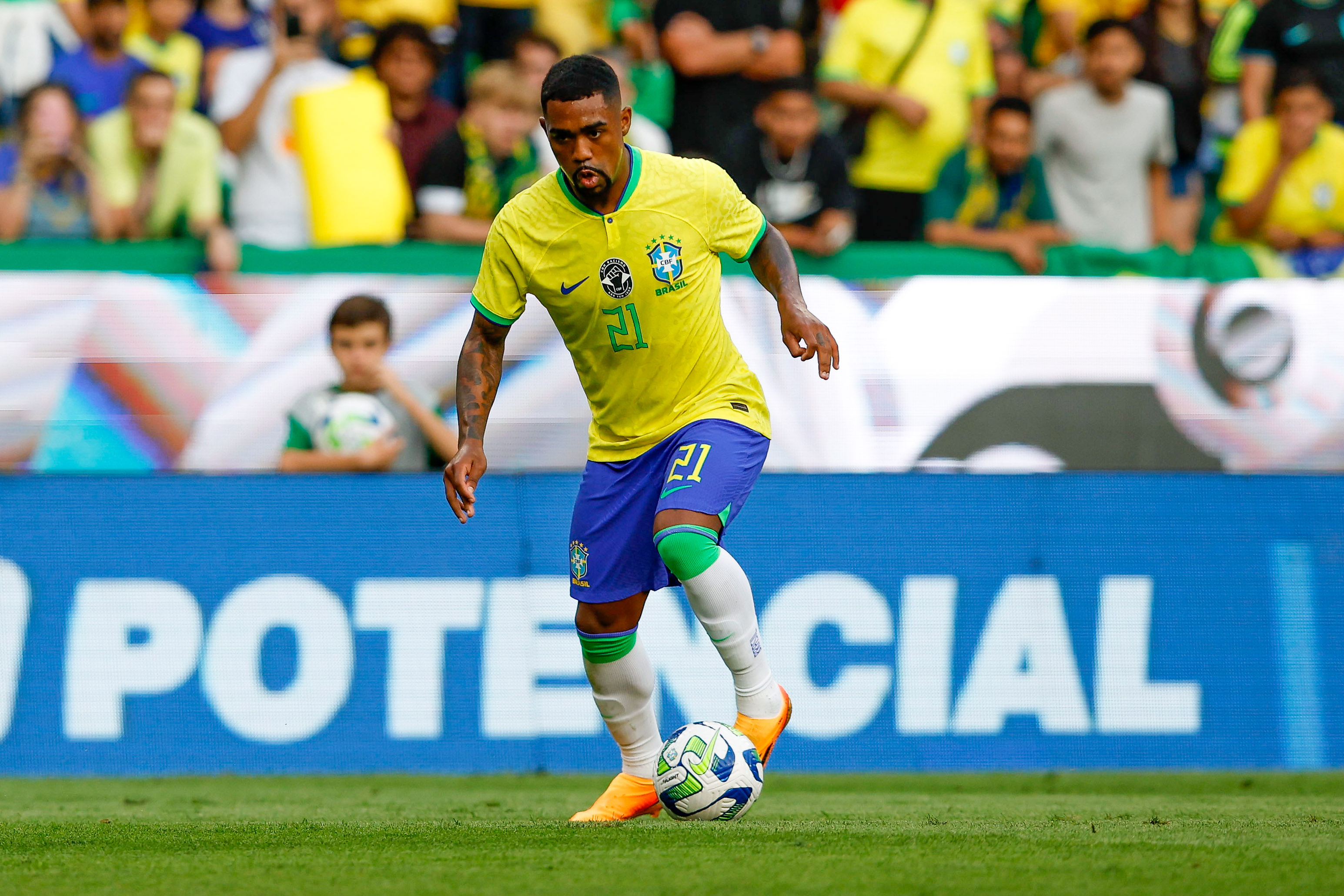 Malcom in action for Brazil against Senegal in a friendly in June 2023.