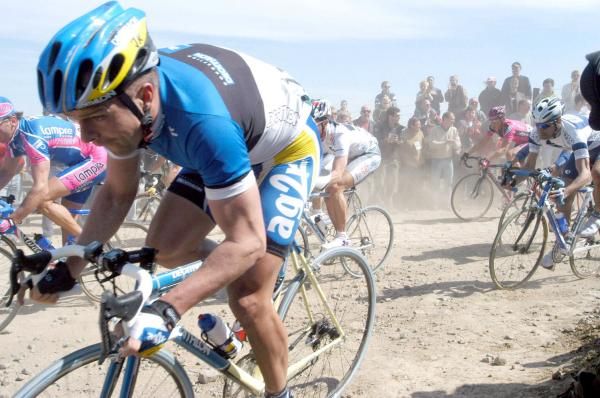 Jaan Kirsipuu tries to survive in the dirt and chaos on a corner
