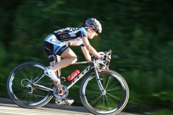 Kaitie Antonneau on her way to lapping the field with 3 other riders in the Mount Hood Criterium