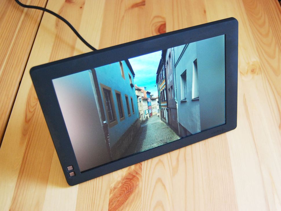 Nixplay Seed digital photo frame works well and looks great Windows