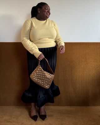 An image of influencer @abimarvel wearing the studded bag trend.