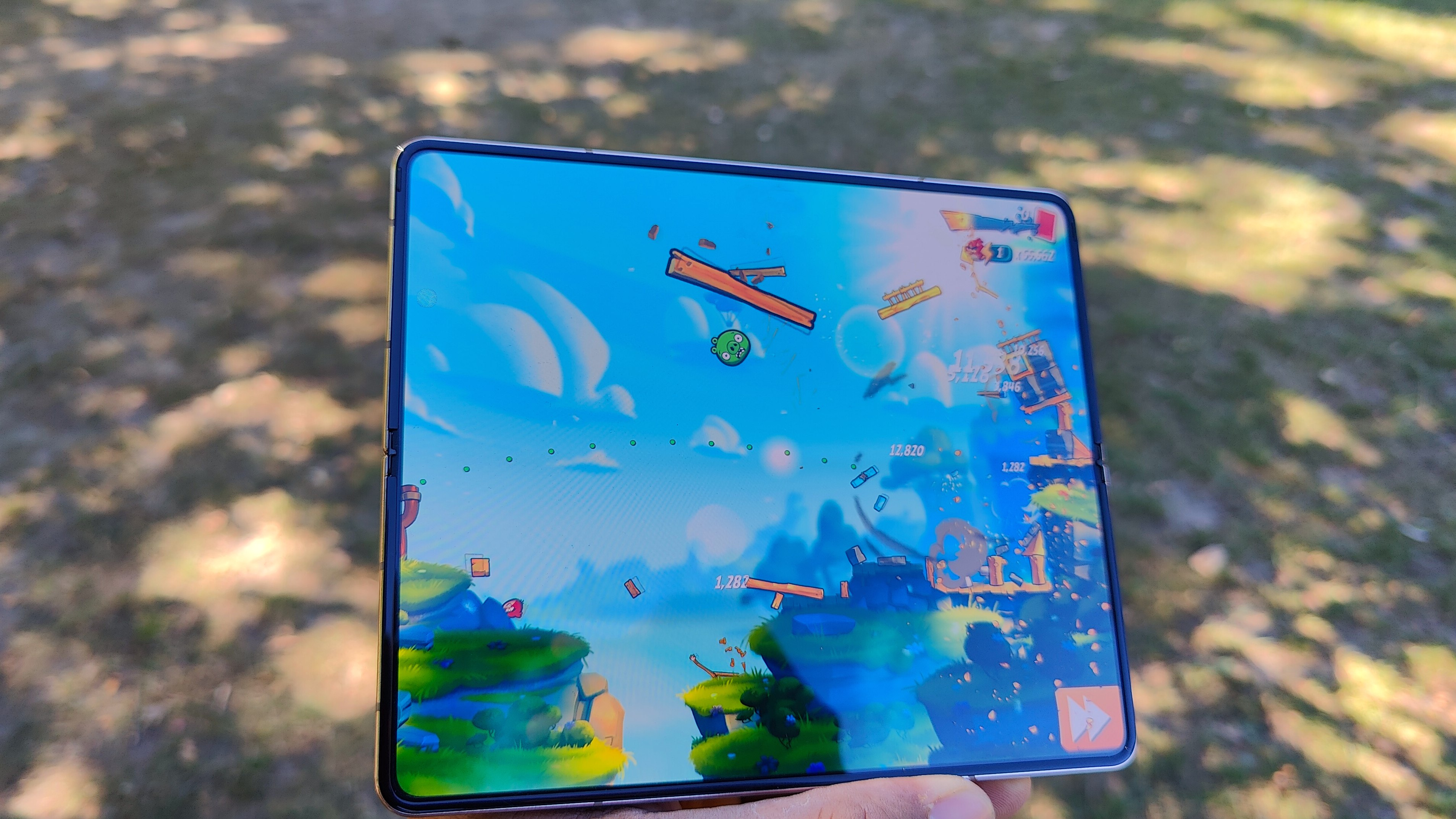 Samsung Galaxy Z Fold 4 foldet ud med spillet Angry Birds 2 på skærmen.