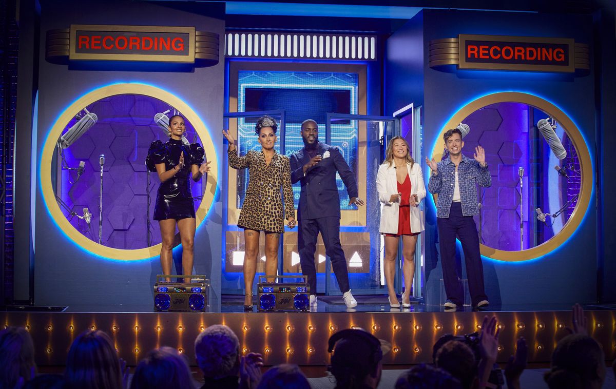 That&#039;s My Jam host Mo Gilligan on the BBC1 stage with the show&#039;s celebrity contestants. 