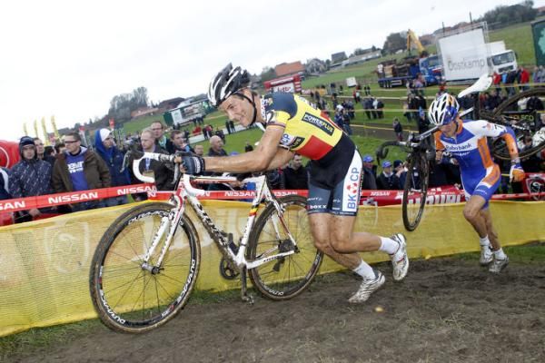 Niels Albert leads Bart Aernouts.