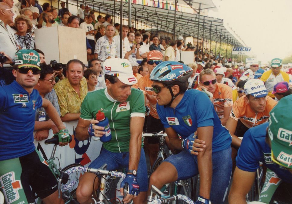 Bugno awaits the start as Stephen Roche talks to Claudio Chiappucci